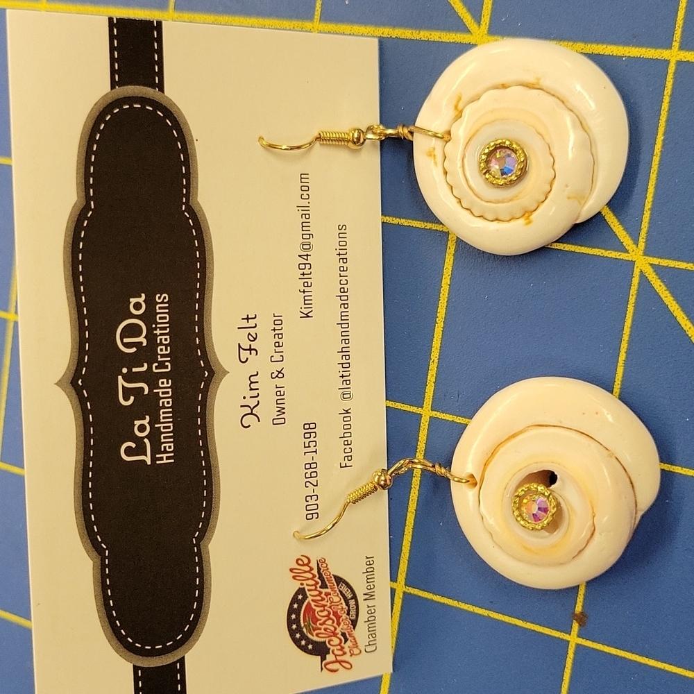 Seashell with Rhinestone Accent Gold Tone Earrings Beach Sea - Picture 1 of 2